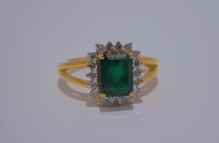 Außergewöhnlicher 1,10 Karat Smaragd-Ring mit 38 Karat Diamant