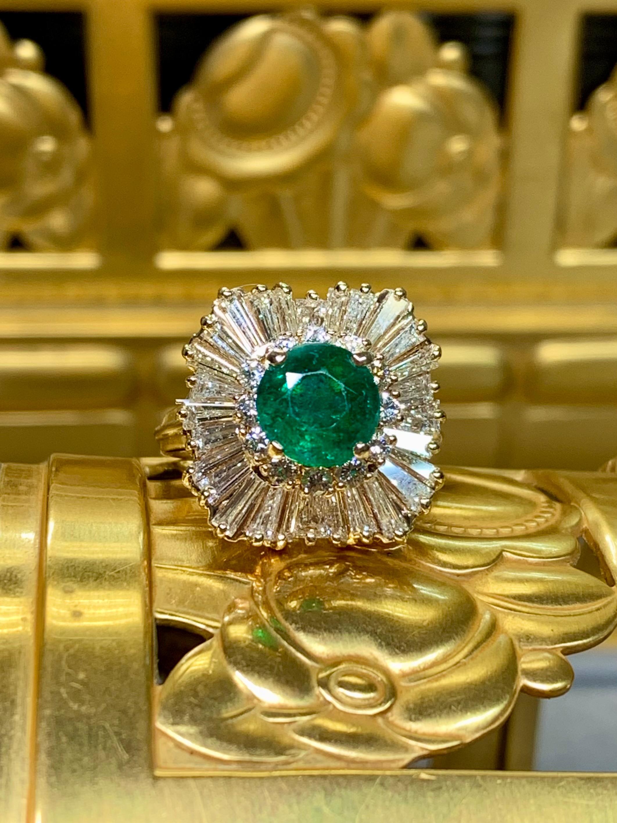 Eine schöne Ballerina-Stil Cocktail-Ring c. den 1980er Jahren in 14K Gelbgold und zentriert durch eine etwa 1,20ct natürlichen Rundschliff Smaragd zeigt eine schöne tiefgrüne Farbe mit nur mäßigen Einschlüssen. Der Mittelstein ist von runden und