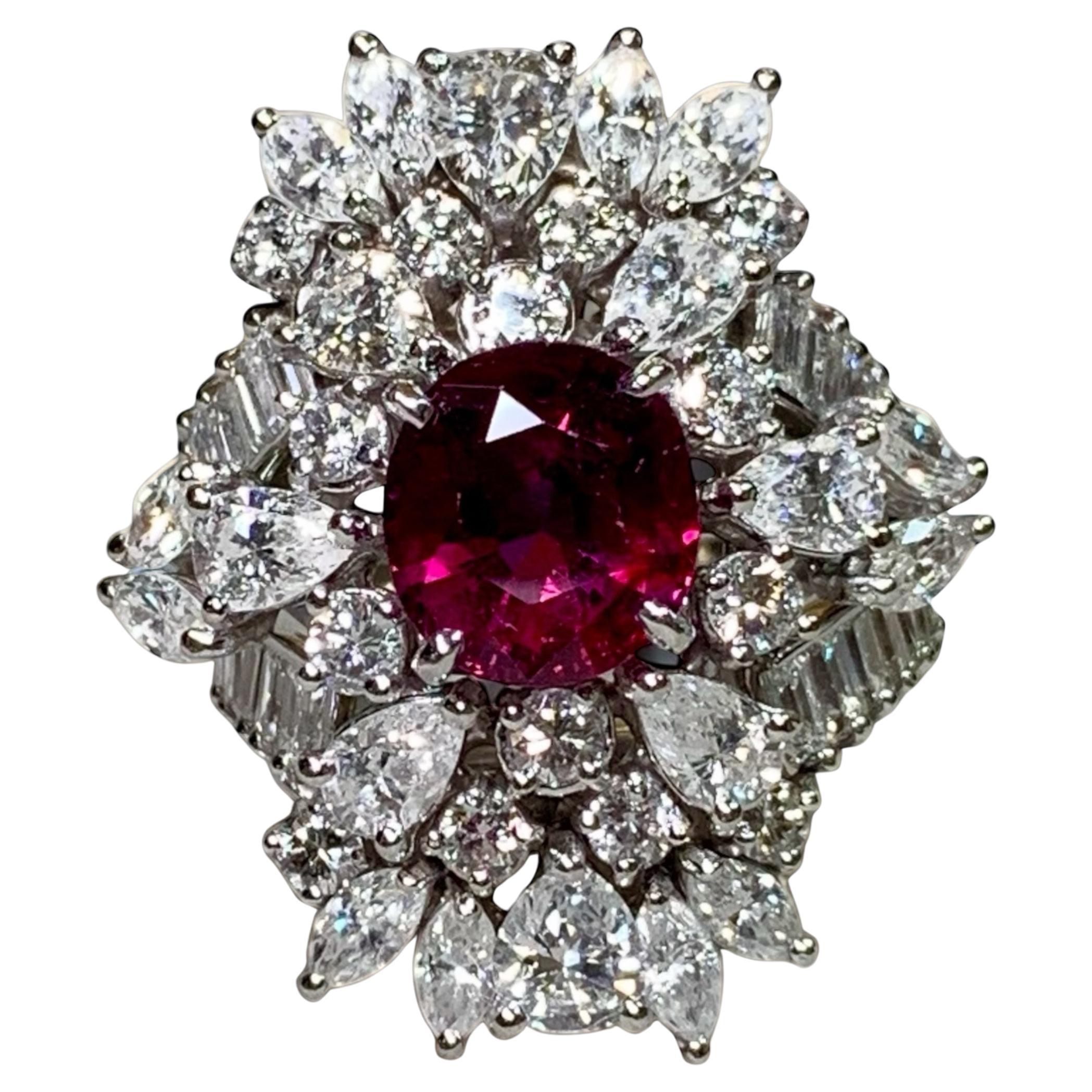 Anello da cocktail in oro bianco 18 carati con rubino ovale, pera e diamante 8,61 ct.