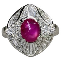 Anello vistoso con rubino a stella cabochon, baguette e diamanti rotondi in stile Estate Platinum