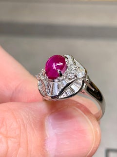 Anello vistoso con rubino a stella cabochon, baguette e diamanti rotondi in stile Estate Platinum