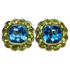 Pendientes tipo «huggie» de Estate Pasquale Bruni con topacio de corte cojín de 18K y racimo de peridotos