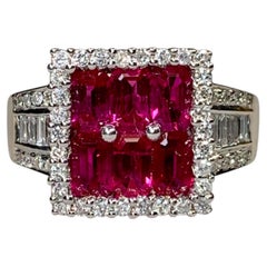 Bague de cocktail contemporaine en or 18 carats, sertie d'un rubis rouge vif taille émeraude et de diamants, au design géométrique
