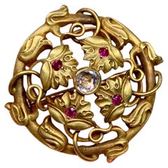 Antike Jugendstil-Brosche aus 18-karätigem Gelbgold mit Rubin und Diamanten im Rosenschliff, um 1910
