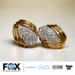 Orecchini scanalati con pavé di diamanti in oro giallo 18 carati della collezione Estate Charles Turi, 5,50 ct in totale