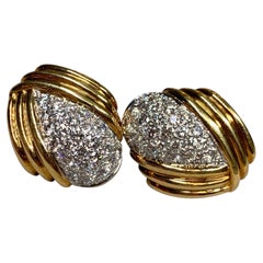 Orecchini scanalati con pavé di diamanti in oro giallo 18 carati della collezione Estate Charles Turi, 5,50 ct in totale