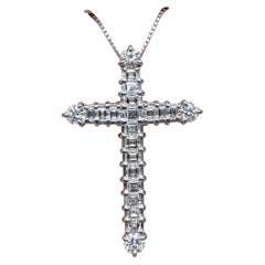 Collana con ciondolo a croce in stile Estate Platinum, con diamanti taglio Carré e rotondo incastonati a griffe, 17,50”
