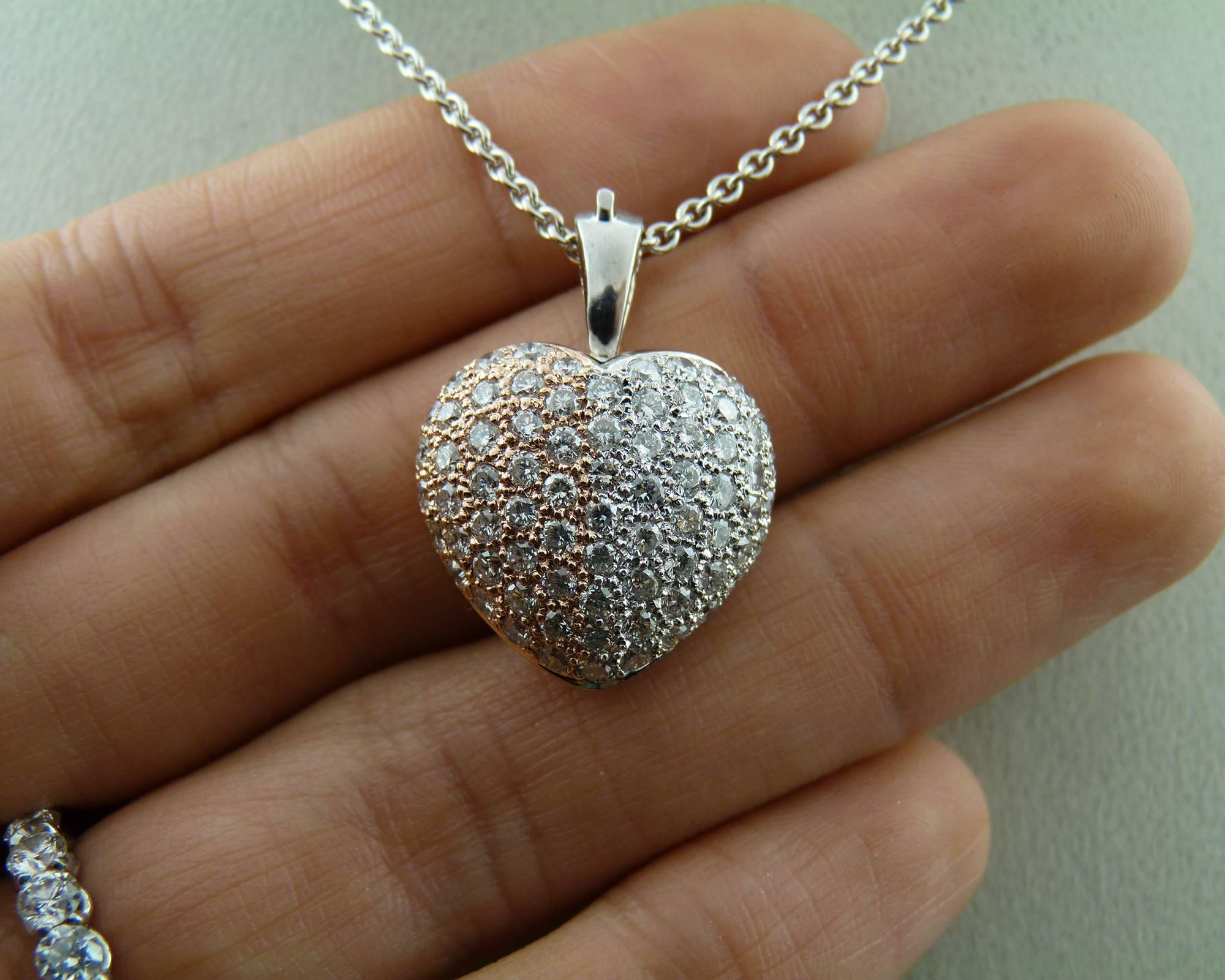 Contemporaneo Ciondolo a forma di cuore con diamante e oro bianco e rosa 18 carati con catenina in vendita