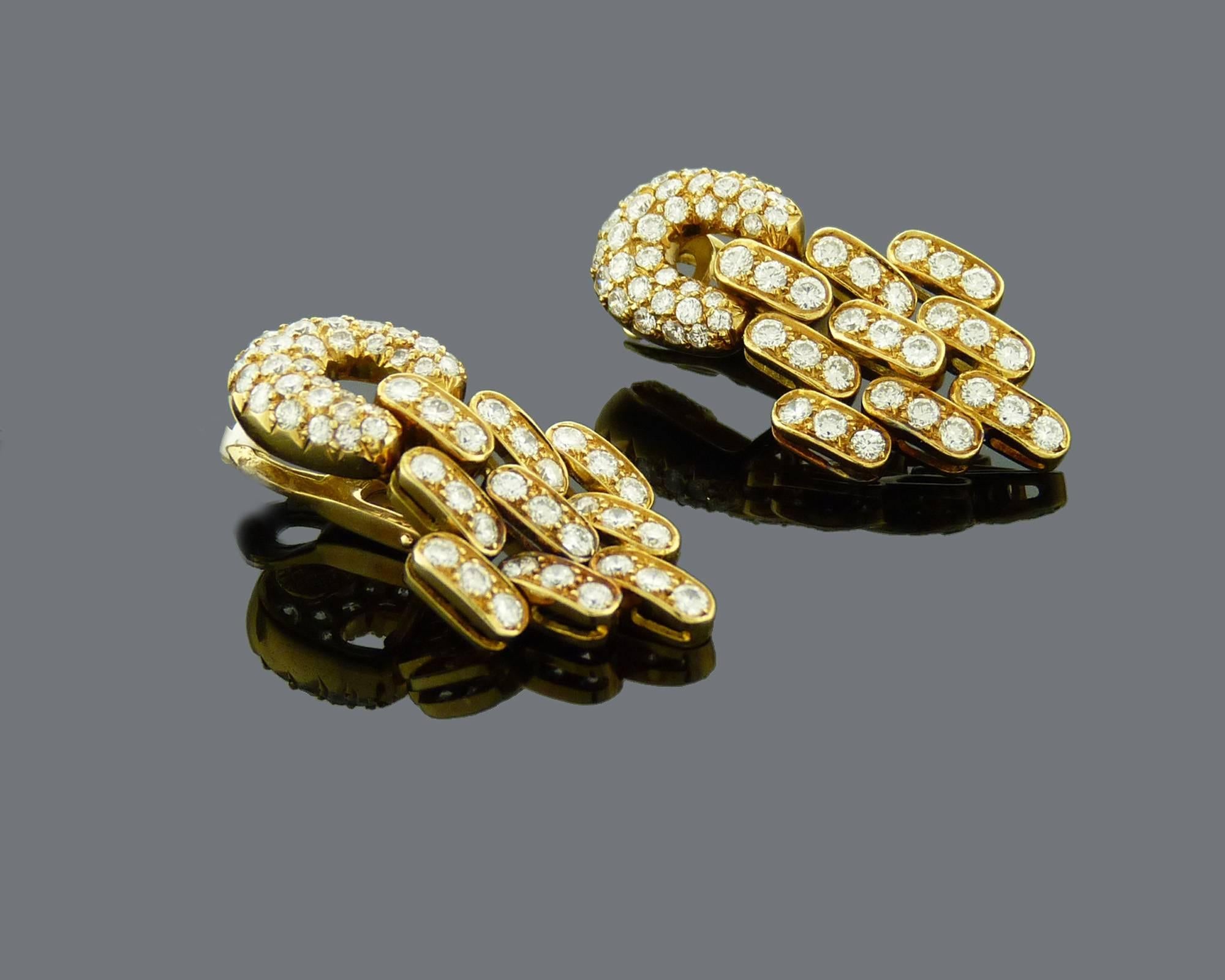 Boucheron Onyx and Diamond 18 Karat Yellow Gold Earclips In Excellent Condition In New York, NY