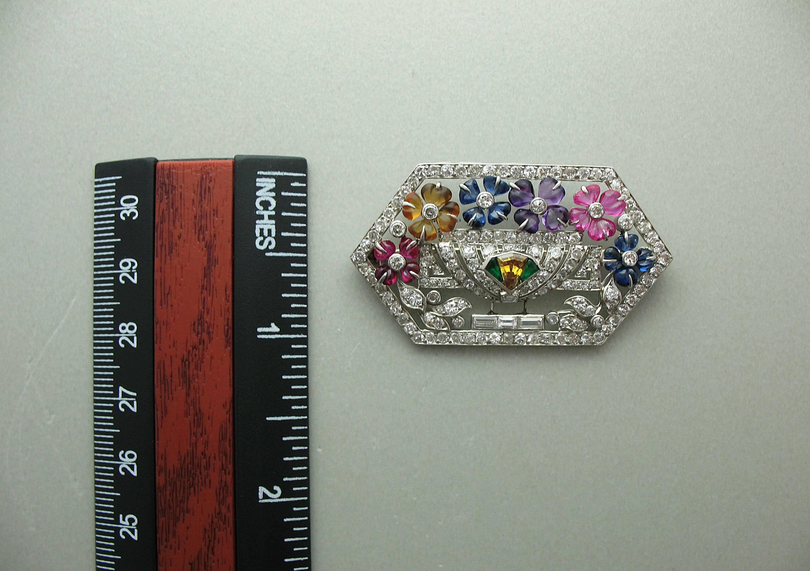 LaCloche Broche Art déco en platine et diamants à multiples gemmes Excellent état - En vente à New York, NY