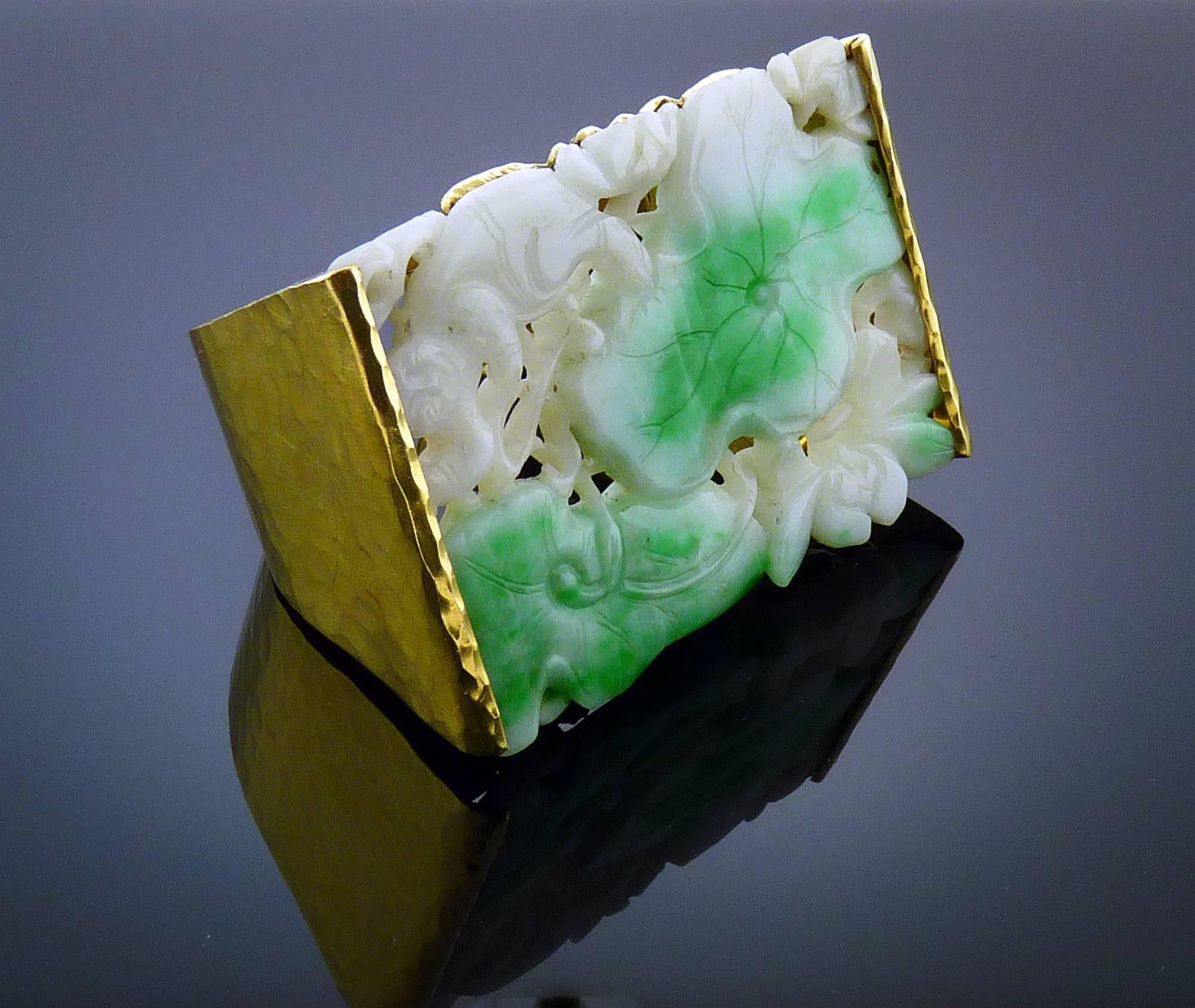 David Webb Carved Jade Gold Cuff Bracelet In Excellent Condition In New York, NY