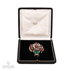 Broche «Giardinetto» de Bulgari de los años 50 con esmeraldas, rubíes y diamantes