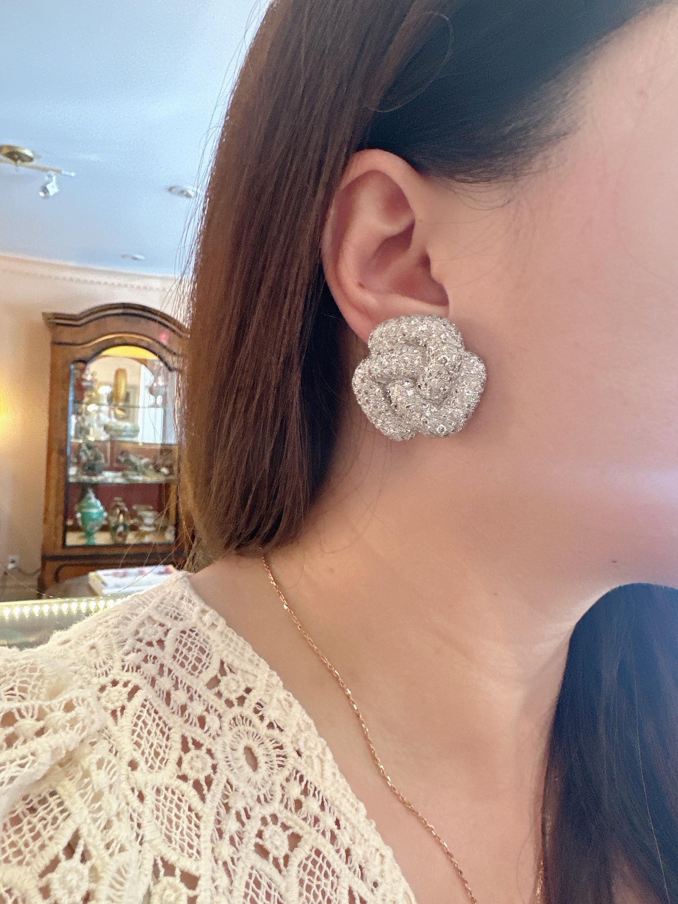 Boucles d'oreilles en or blanc 18k/14k avec nœud de diamants pavés 10.00 carats de poids total 

Les boucles d'oreilles à gros diamants présentent un design/One avec 10,00 carats de diamants ronds et brillants sertis en or blanc 18 carats avec des