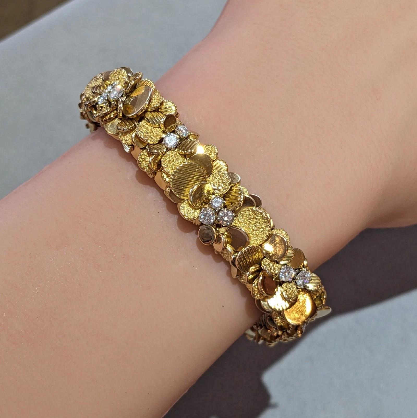 ITALY Bracelet en or jaune 18k avec disque en or et grappe de diamants

Le bracelet disque en or et grappe de diamants présente des disques ronds de différentes tailles avec des disques polis, rayés et sablés stratégiquement placés sur la longueur