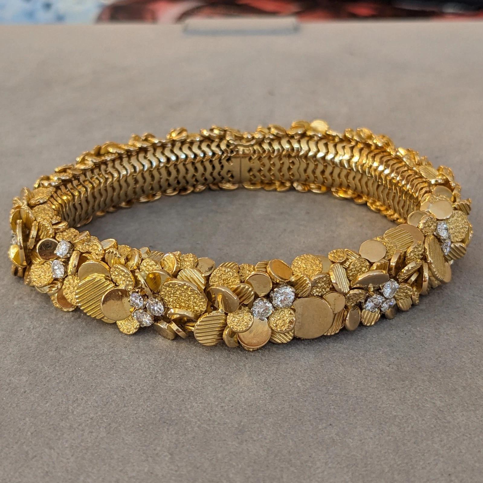 ITALY Bracelet en or jaune 18k avec disques et diamants en grappe en vente 1