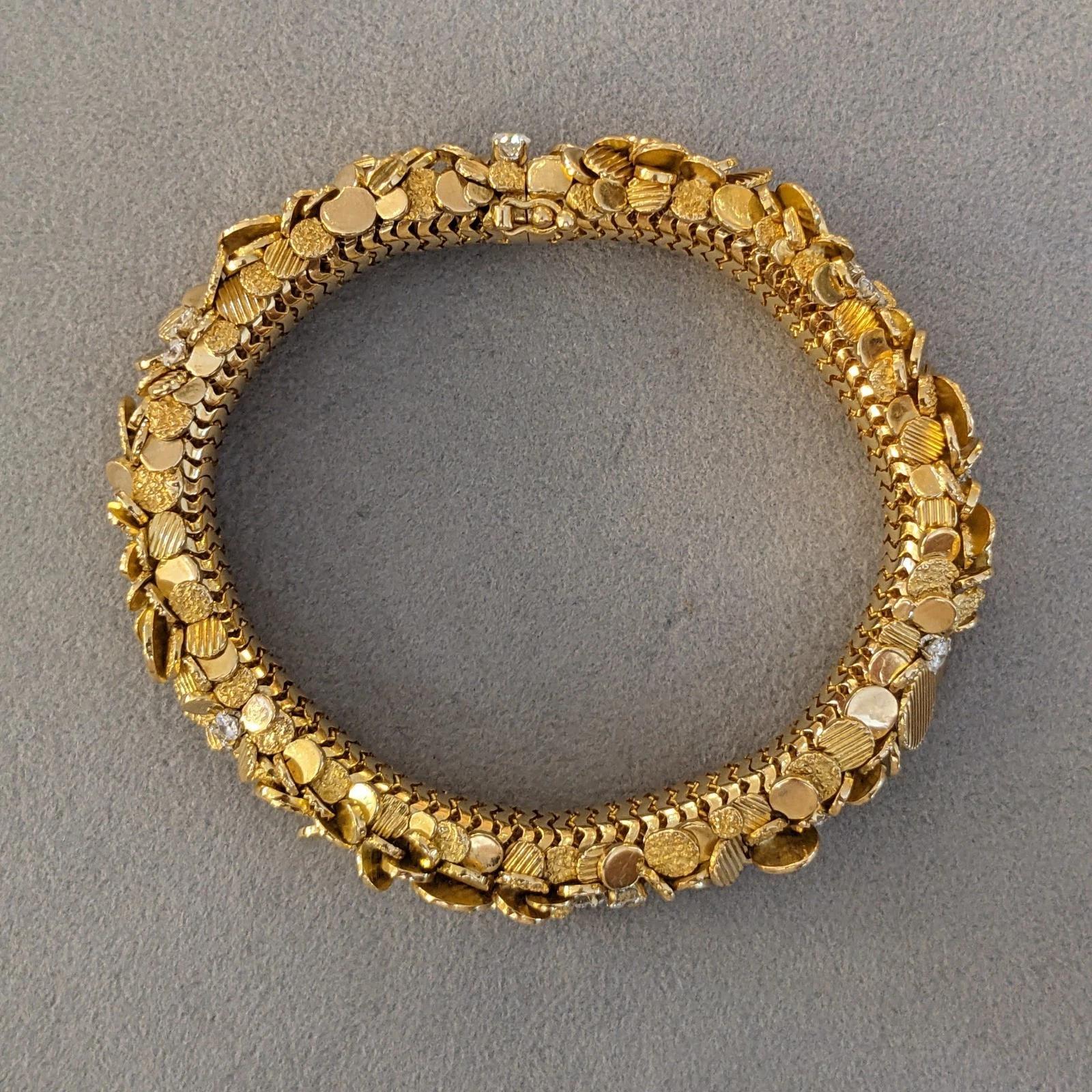 Taille ronde ITALY Bracelet en or jaune 18k avec disques et diamants en grappe en vente