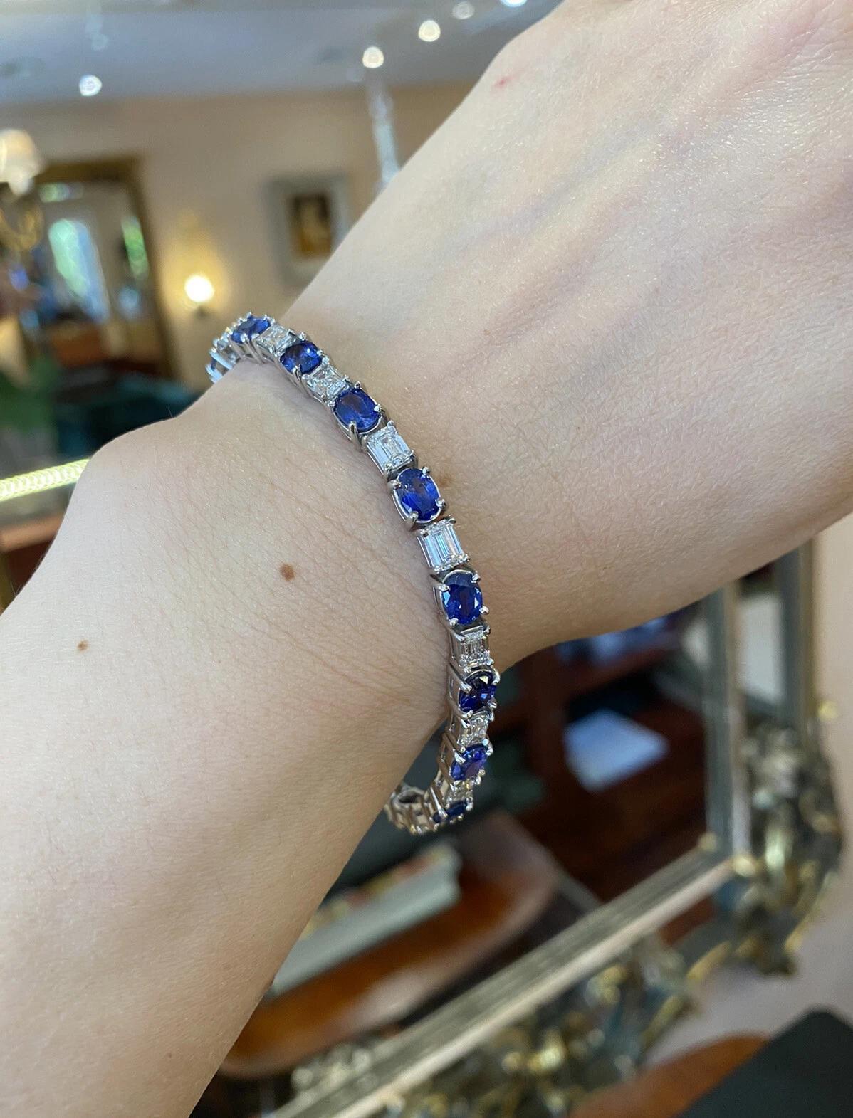 Taglio smeraldo Bracciale con linea di zaffiri e diamanti in platino in vendita