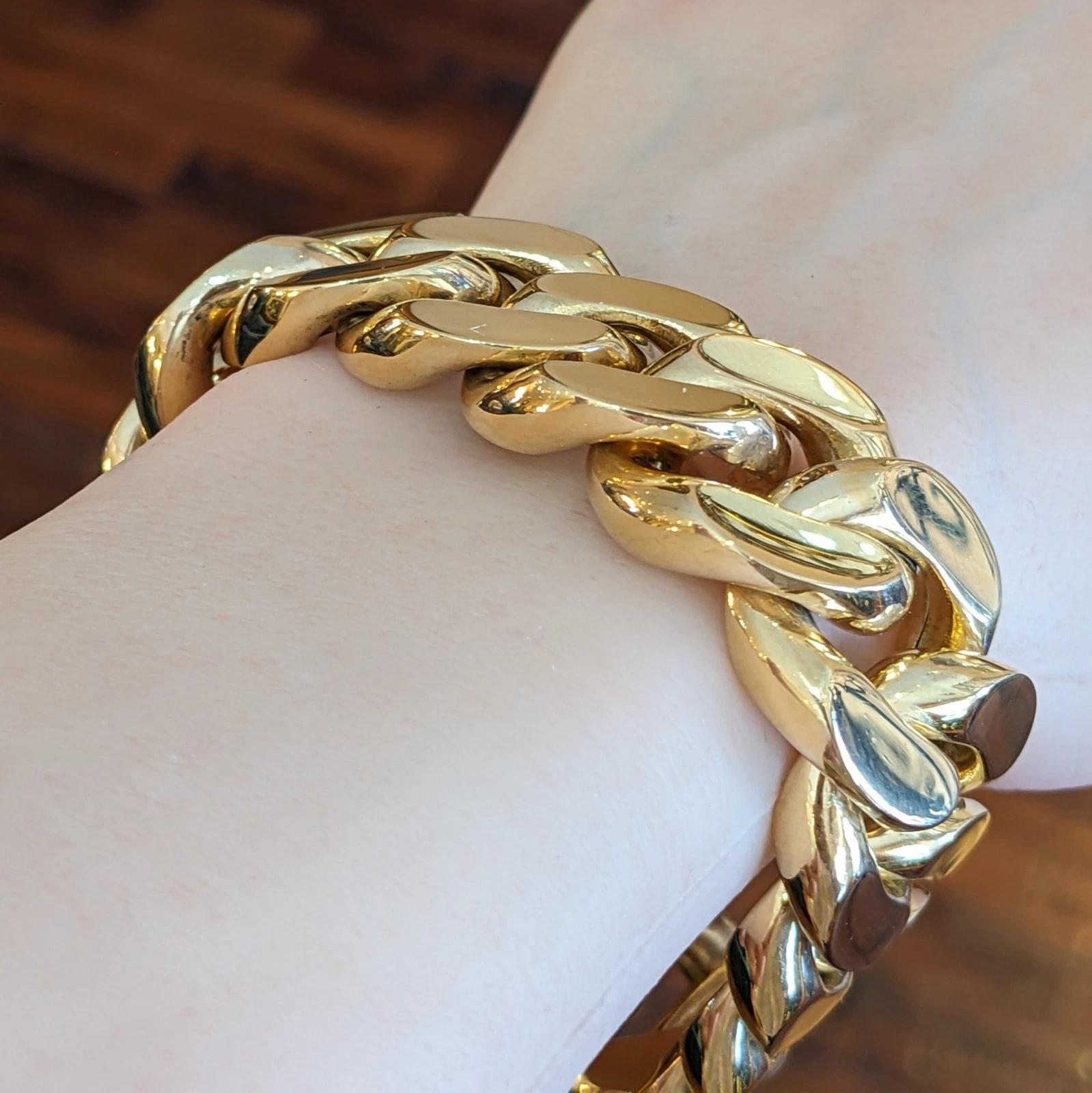 Autentico bracciale d'epoca Cartier Paris A Link in oro giallo 18 carati

Il bracciale vintage A Link di Cartier Paris è caratterizzato da una pesante catena a maglie piatte in oro giallo 18 carati lucidato a specchio. Il bracciale è chiuso da una