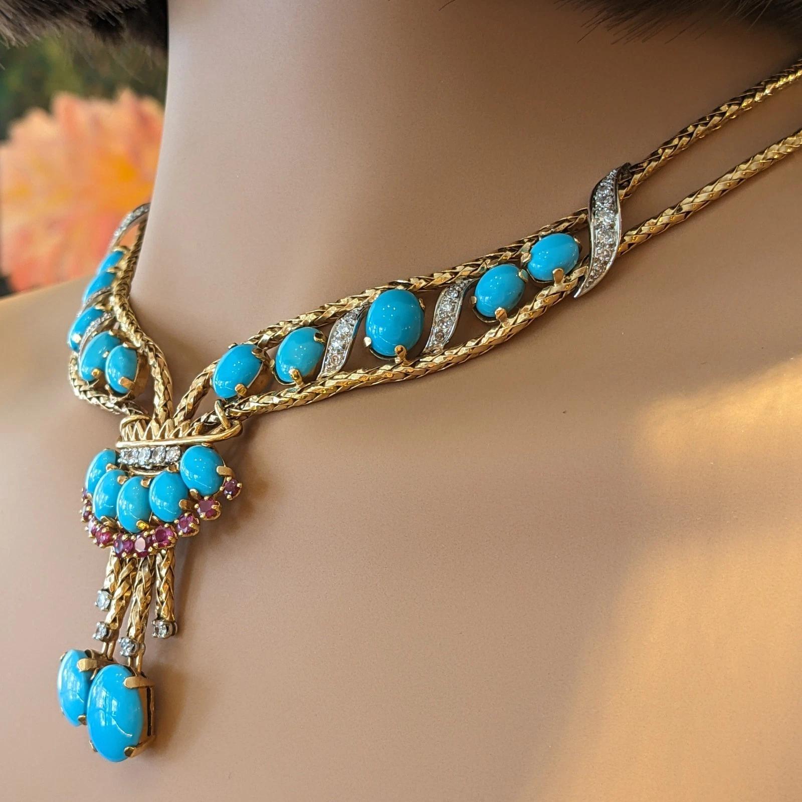 Collier Lariat Vintage en or jaune 18 carats et platine avec turquoise, rubis et diamants

Le collier de turquoise vintage français est un collier de type lariat avec 16 cabochons ovales de turquoise bleu vif sertis de diamants ronds et brillants et