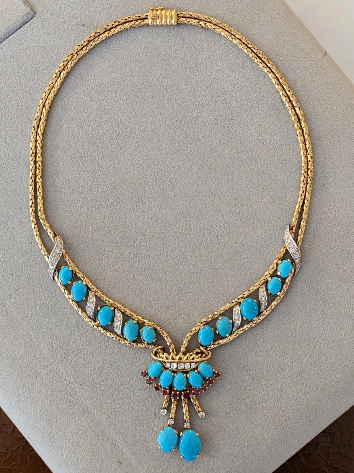 Taille ovale Collier en or jaune 18k et platine avec turquoise française, rubis et diamants en vente