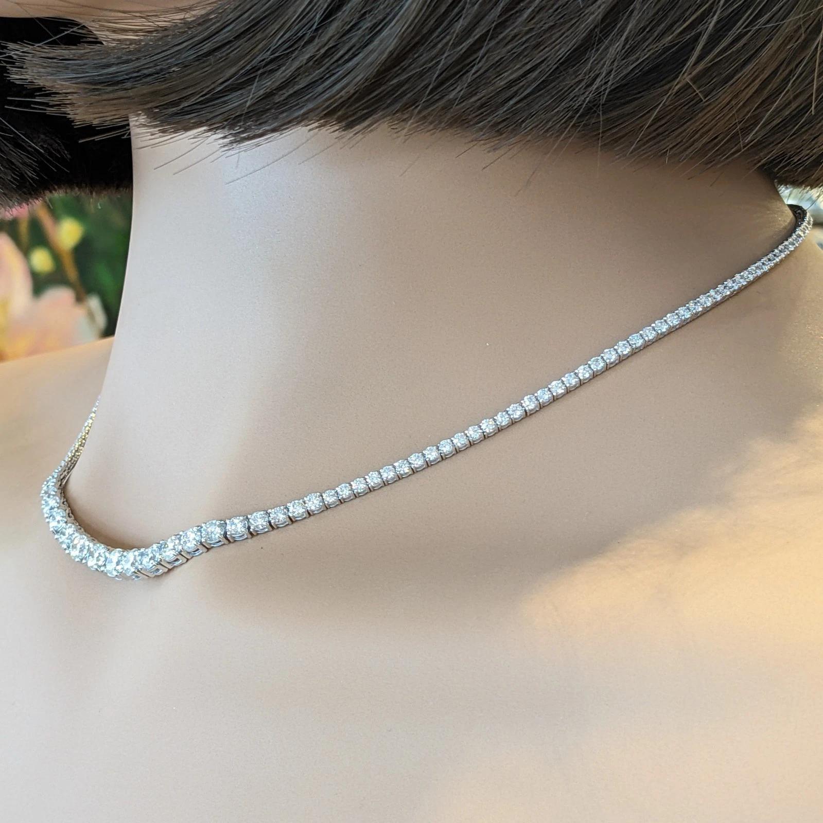 Collana Tennis con diamanti graduati 8,50 cttw in oro bianco 18 carati

La collana Diamond Tennis è composta da diamanti tondi brillanti Nature di dimensioni graduali per un peso totale di 8,50 carati, tutti incastonati in oro bianco 18k. La collana