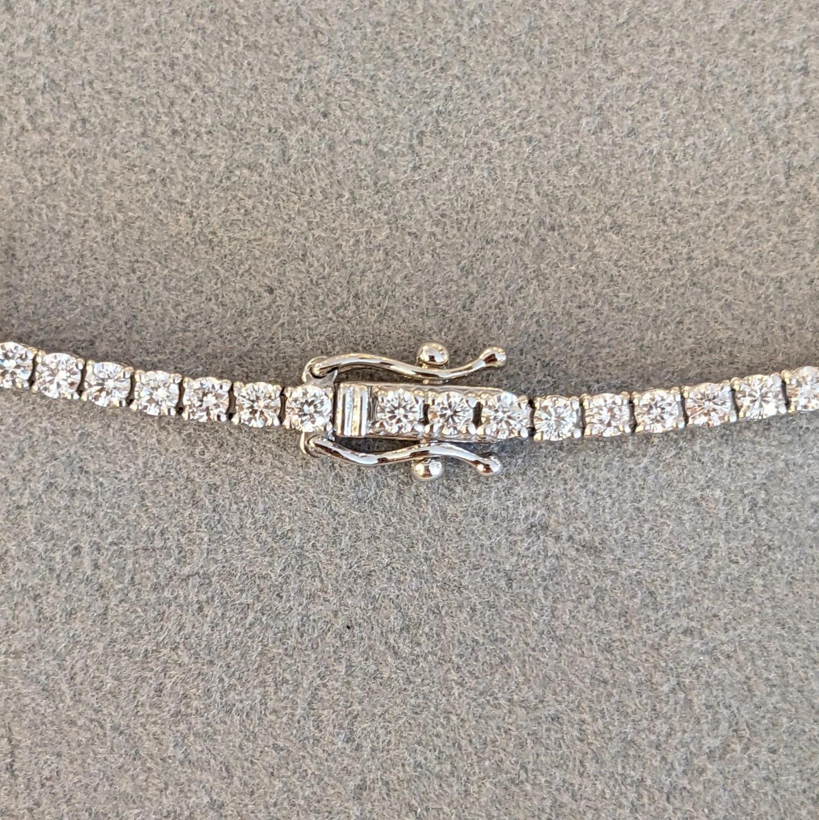 Collana Tennis con diamanti graduati 8,50 cttw in oro bianco 18 carati in vendita 2