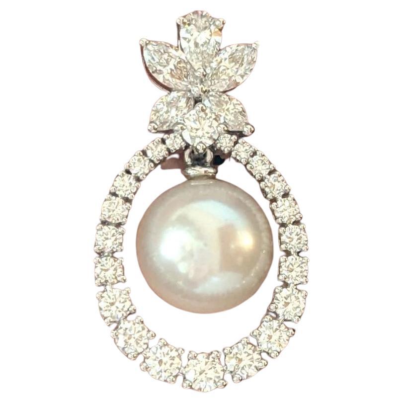 Orecchini pendenti con diamanti naturali e perle in oro bianco 18 carati in vendita