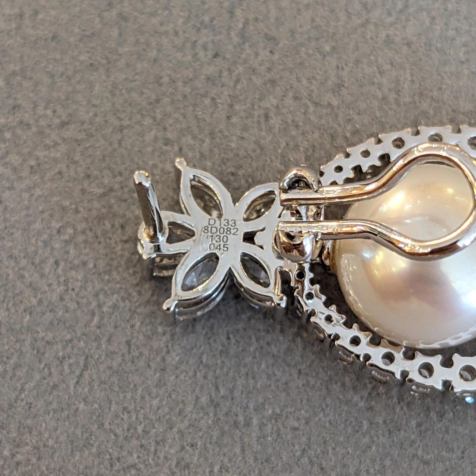 Orecchini pendenti con diamanti naturali e perle in oro bianco 18 carati in vendita 2
