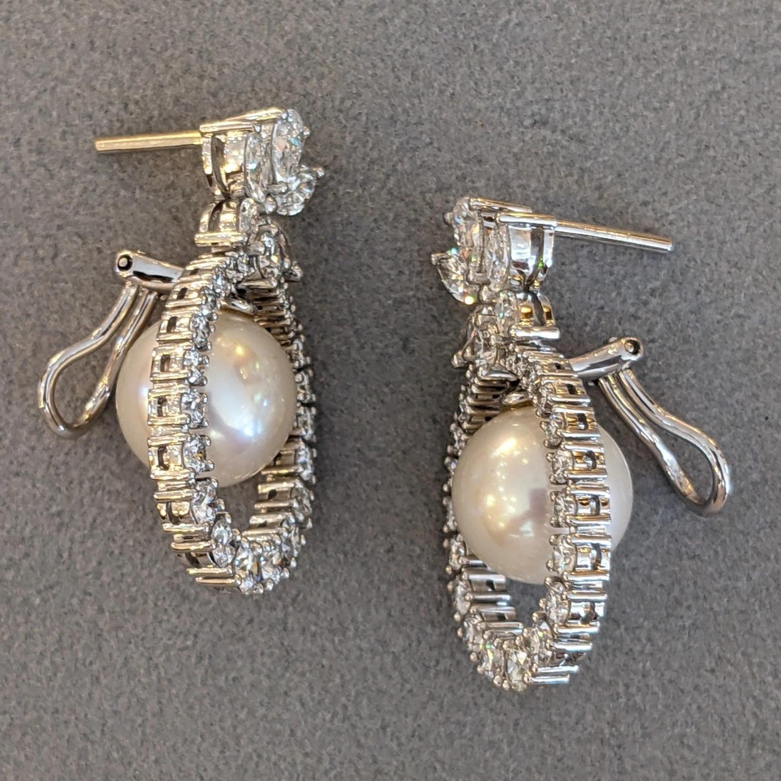 Orecchini pendenti con diamanti naturali e perle in oro bianco 18 carati in vendita 1