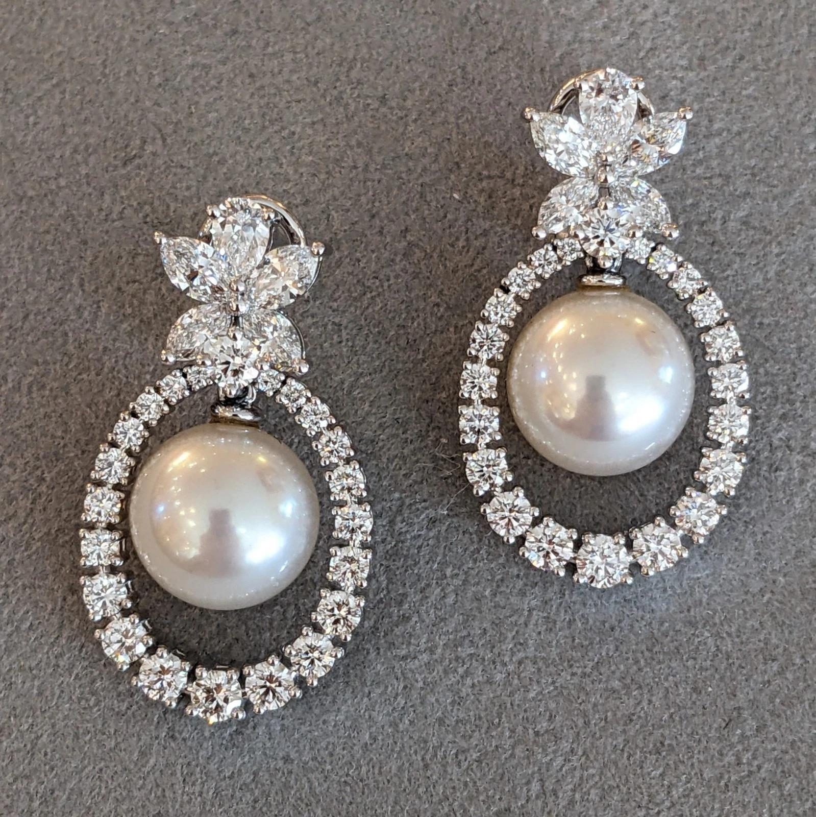 Orecchini pendenti con diamanti naturali e perle in oro bianco 18 carati In condizioni ottime in vendita a La Jolla, CA