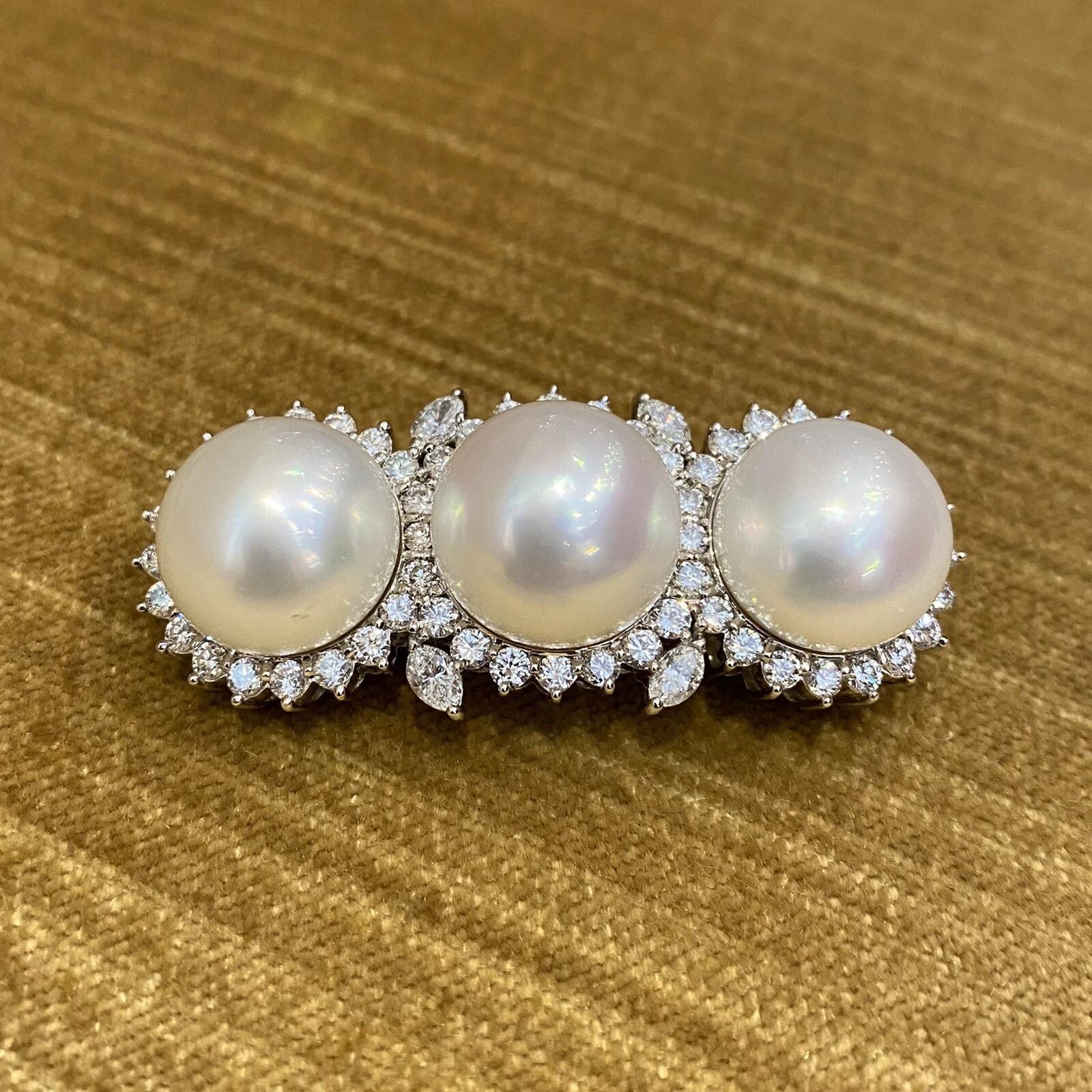 Spilla a barretta con perle dei mari del sud e diamanti in platino

La spilla Tripla Perla e Diamante presenta tre perle dei mari del sud di 14,5 mm circondate da diamanti rotondi Brillianti e diamanti Marquise, il tutto incastonato nel platino. La