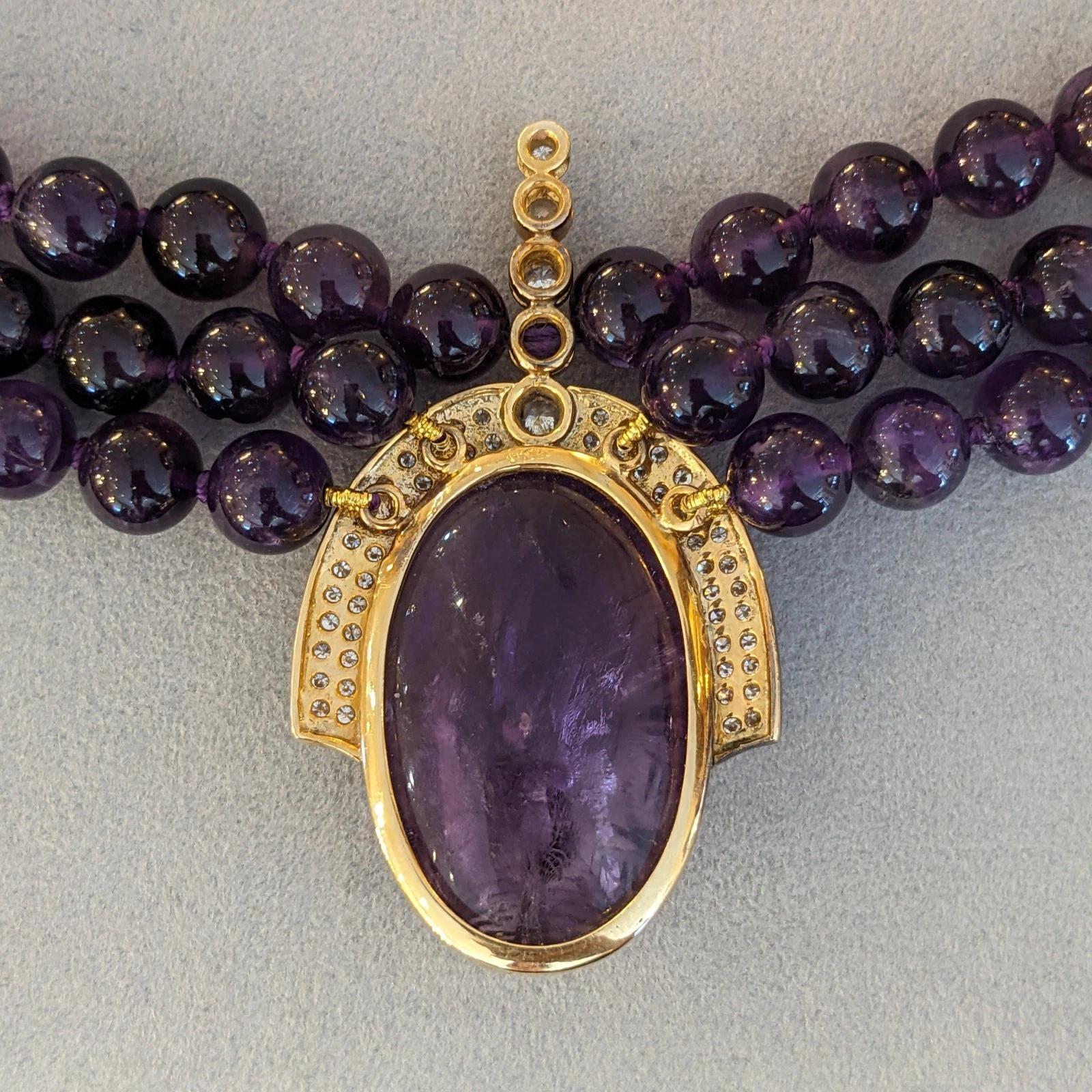 Collana con ciondolo in ametista e diamanti intagliati in oro giallo 18 carati in vendita 1