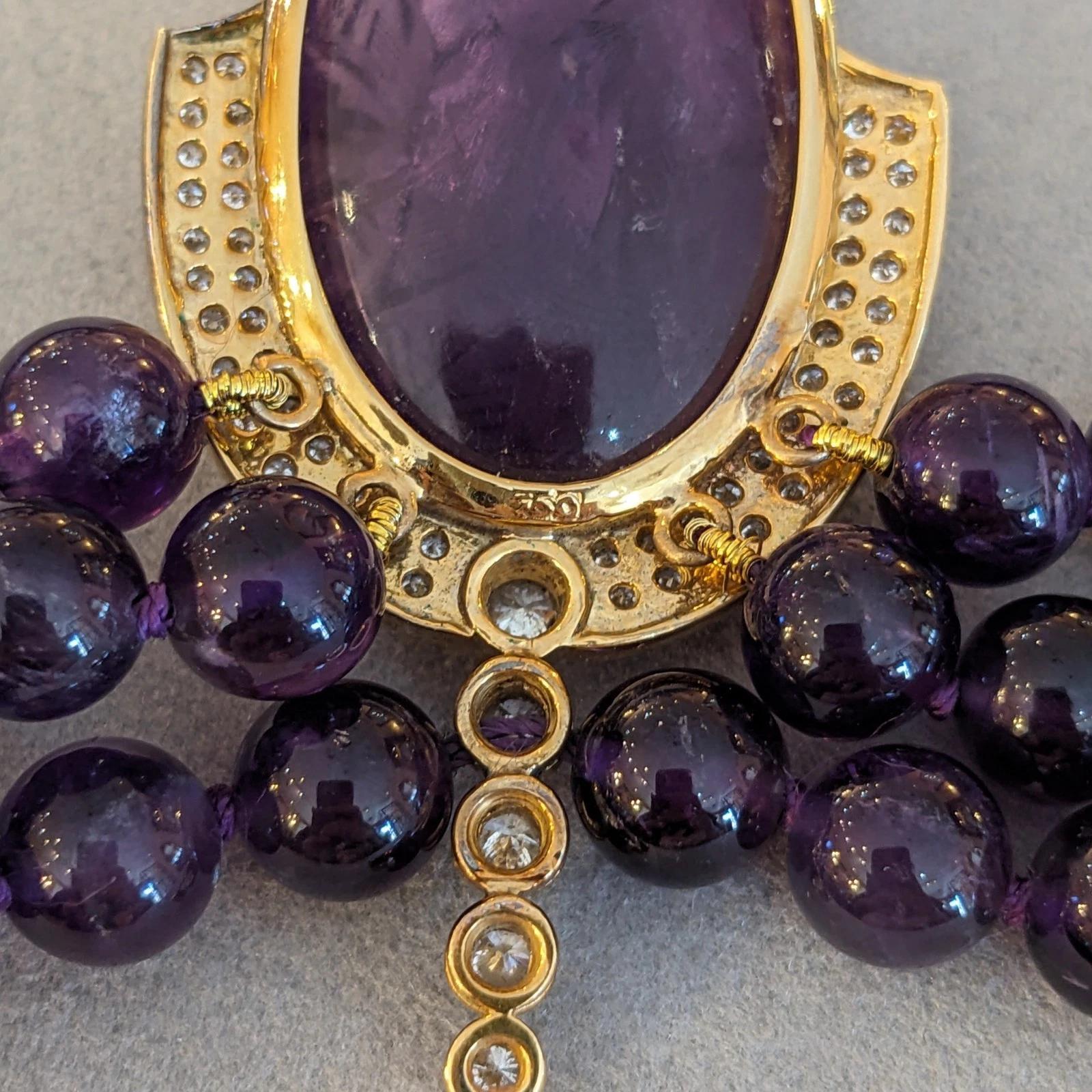 Collana con ciondolo in ametista e diamanti intagliati in oro giallo 18 carati in vendita 3
