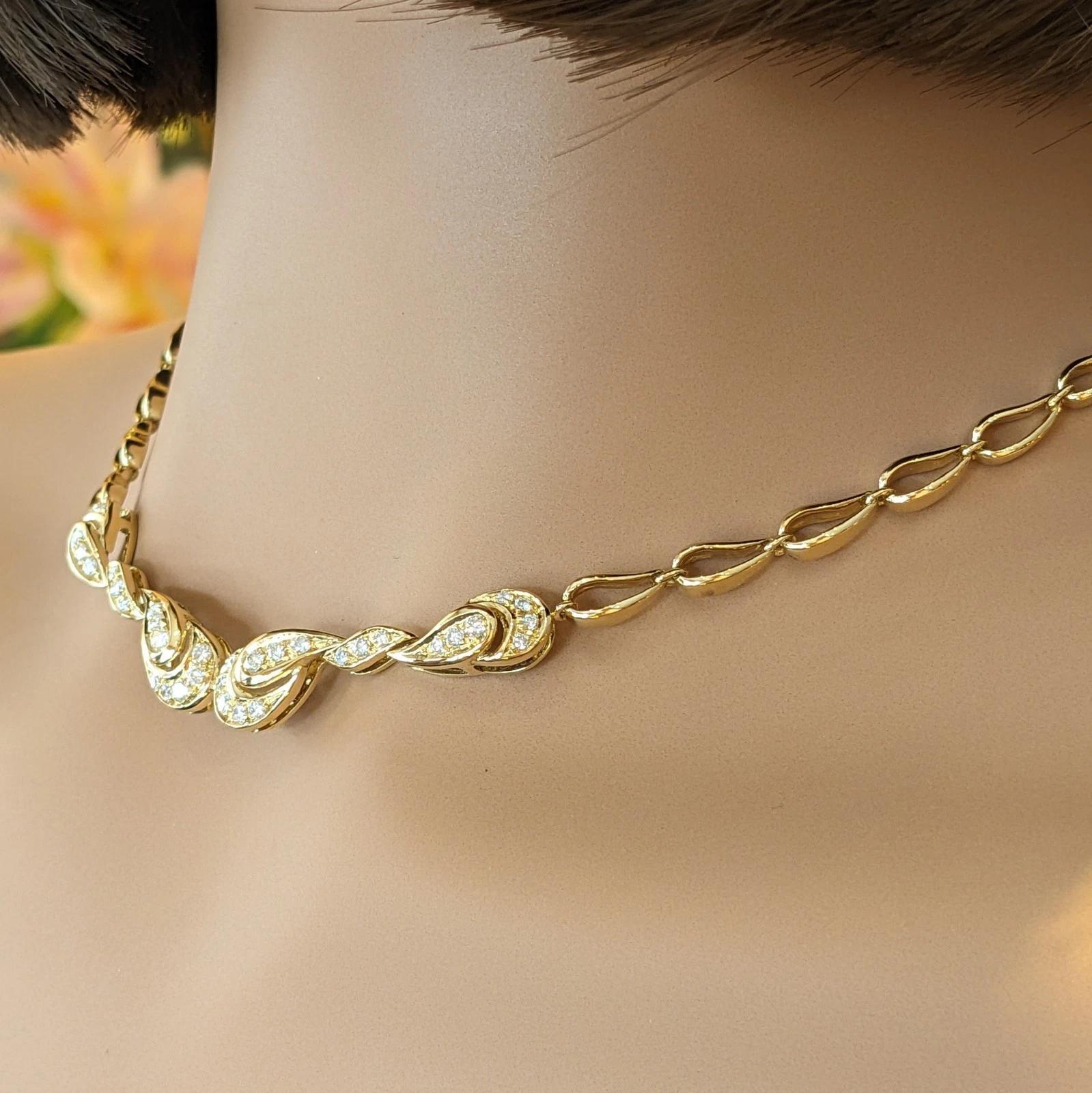 Collana girocollo con diamanti ITALY in oro giallo 18 carati

La collana girocollo con diamanti presenta una serie di catene a goccia o a motivo paisley con una sezione di diamanti Pave al centro incastonati con diamanti tondi Brillianti in oro