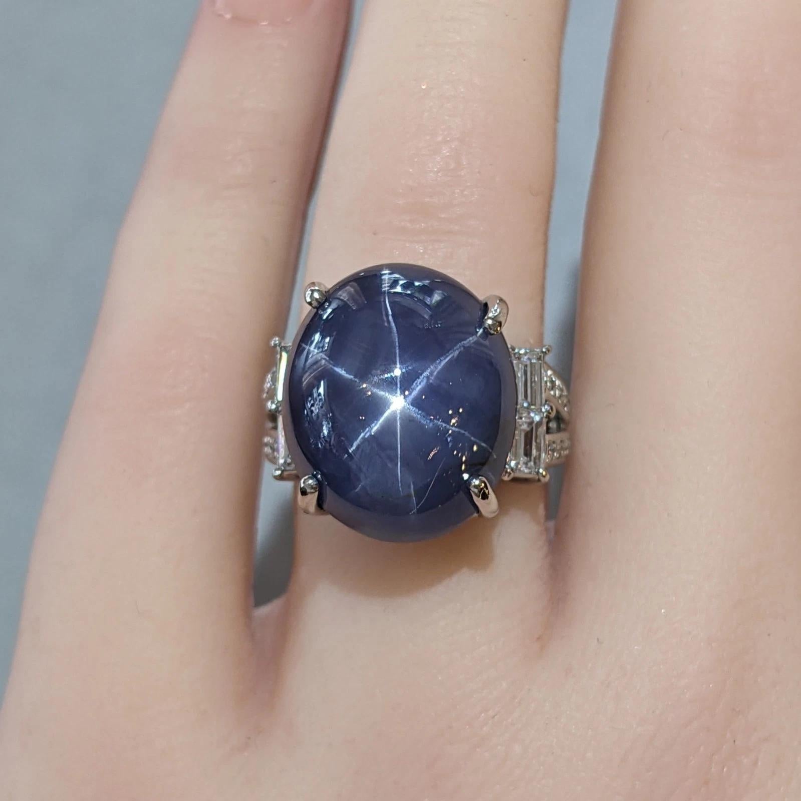 Anello con zaffiro stellato cabochon e diamante di 29,67 carati Nature in platino

L'anello con rubino e diamanti Star presenta uno zaffiro Nature Star da 29,76 carati di colore blu violaceo e forma ovale a cabochon con due diamanti baguette su