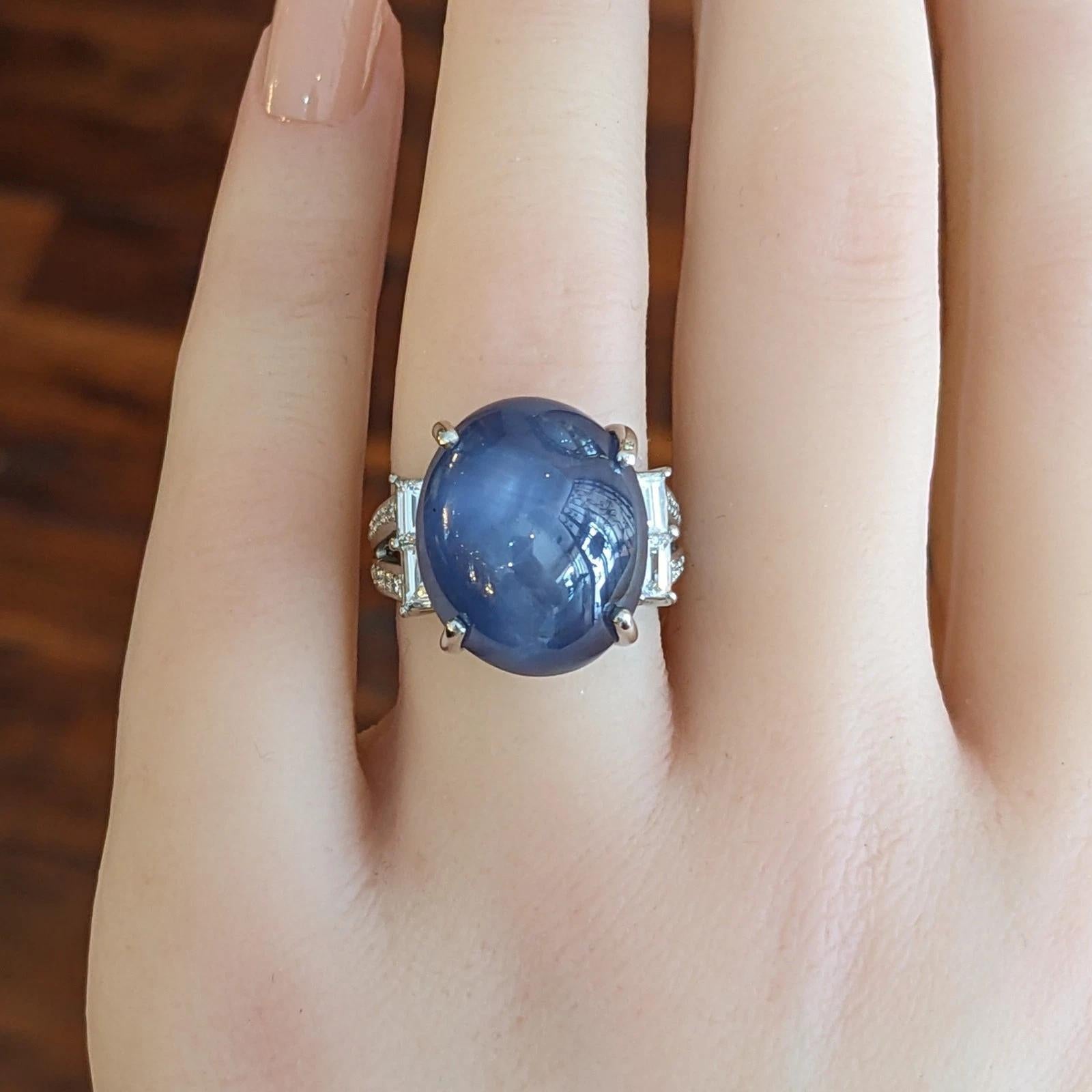 Cabochon Anello con zaffiro naturale a stella di 29,67 carati e diamante in platino in vendita