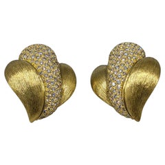 Pendientes de clip Henry Dunay con pavé de 7 quilates de diamantes, en oro de 18 quilates con textura