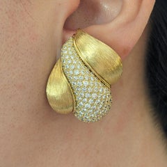 Pendientes de clip Henry Dunay con pavé de 7 quilates de diamantes, en oro de 18 quilates con textura