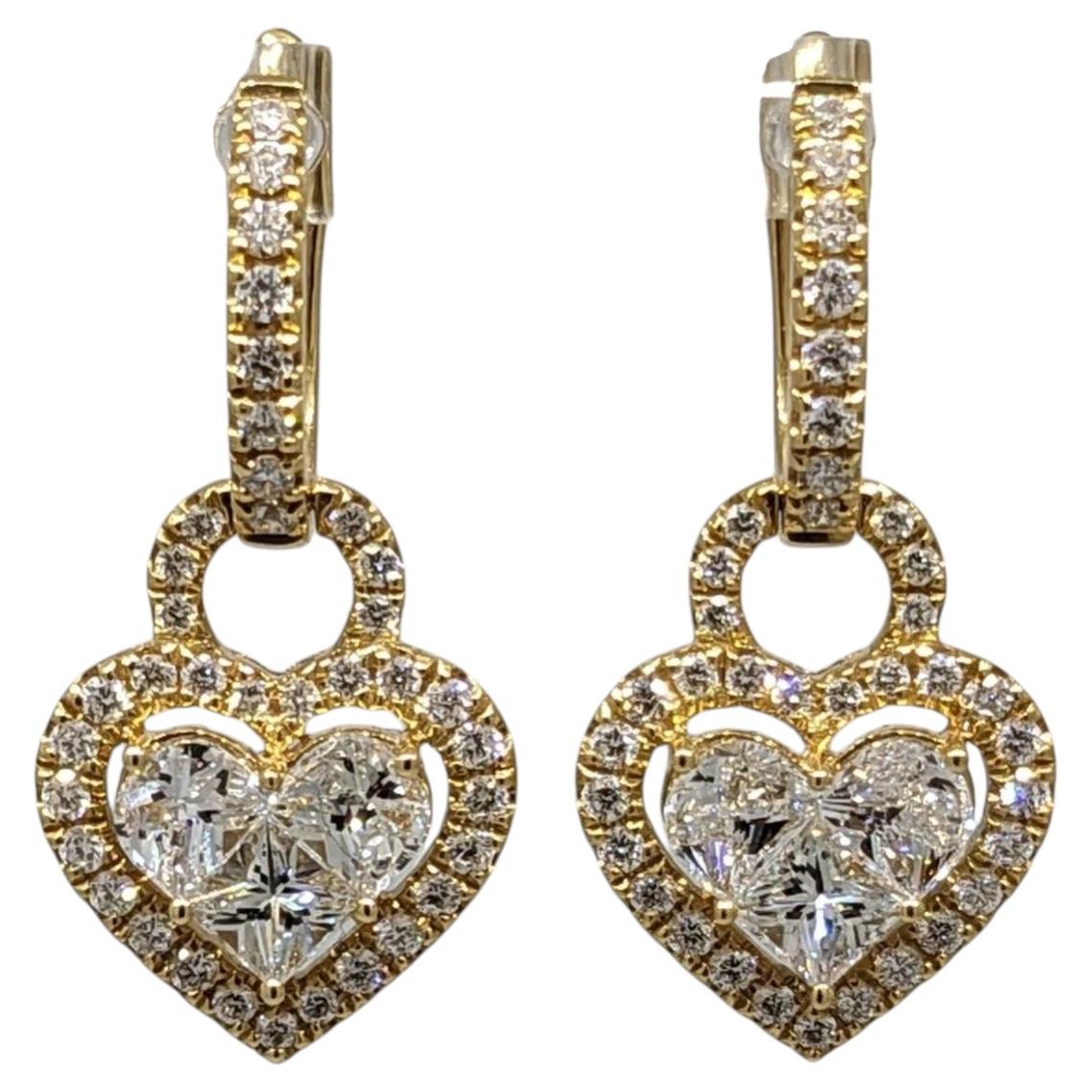 Boucles d'oreilles en forme de cœur, ornées de diamants à taille ronde et fantaisie, d'un poids total de 2,10 carats, en or jaune 18 carats