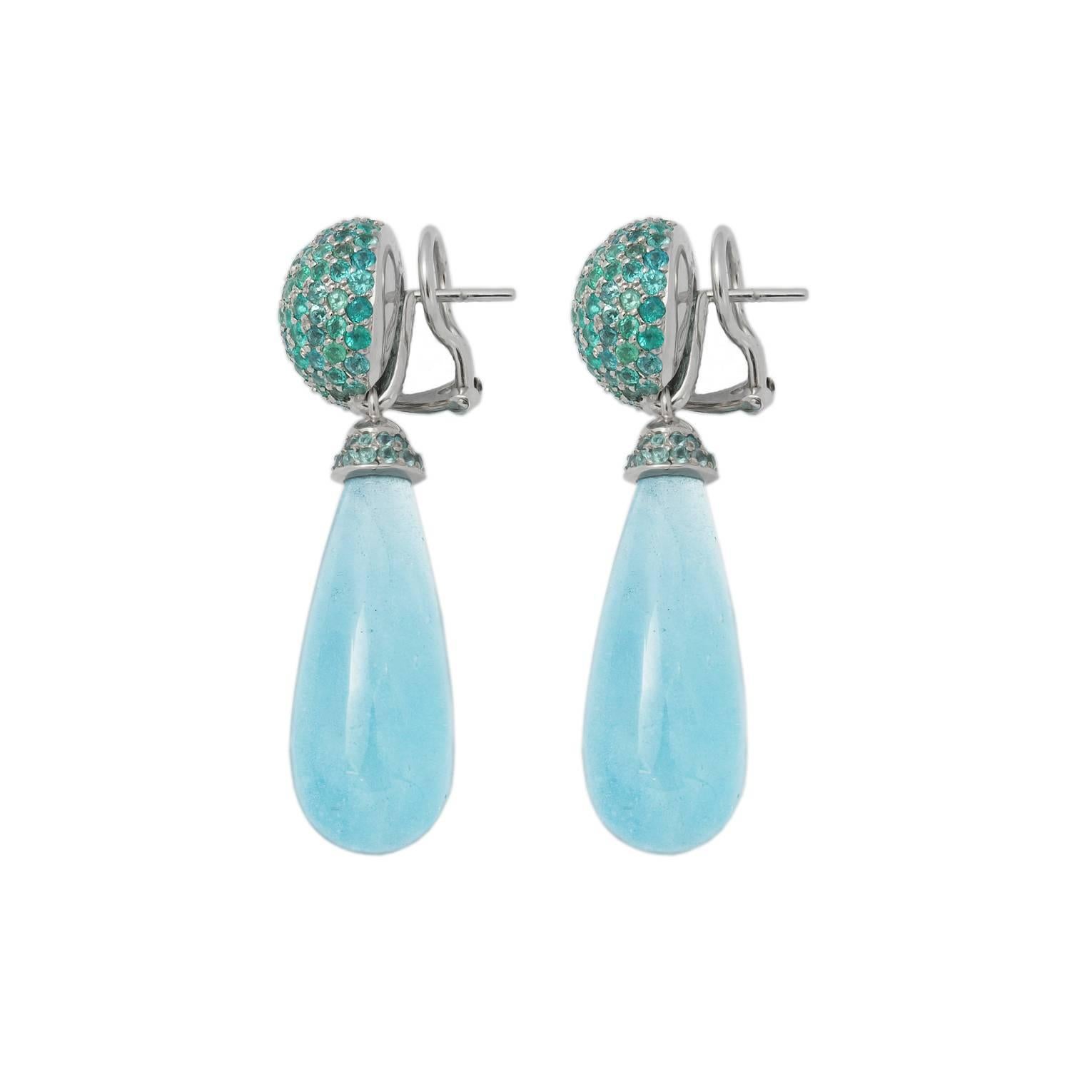 At the top of these breathtaking earrings in 18k white gold very rare paraiba tourmalines 5.87 ct out of the original brasilian mine are twinkling. The marvelous aquamarines 65.76 ct are detachable.
The upper part can be worn alone, it has a