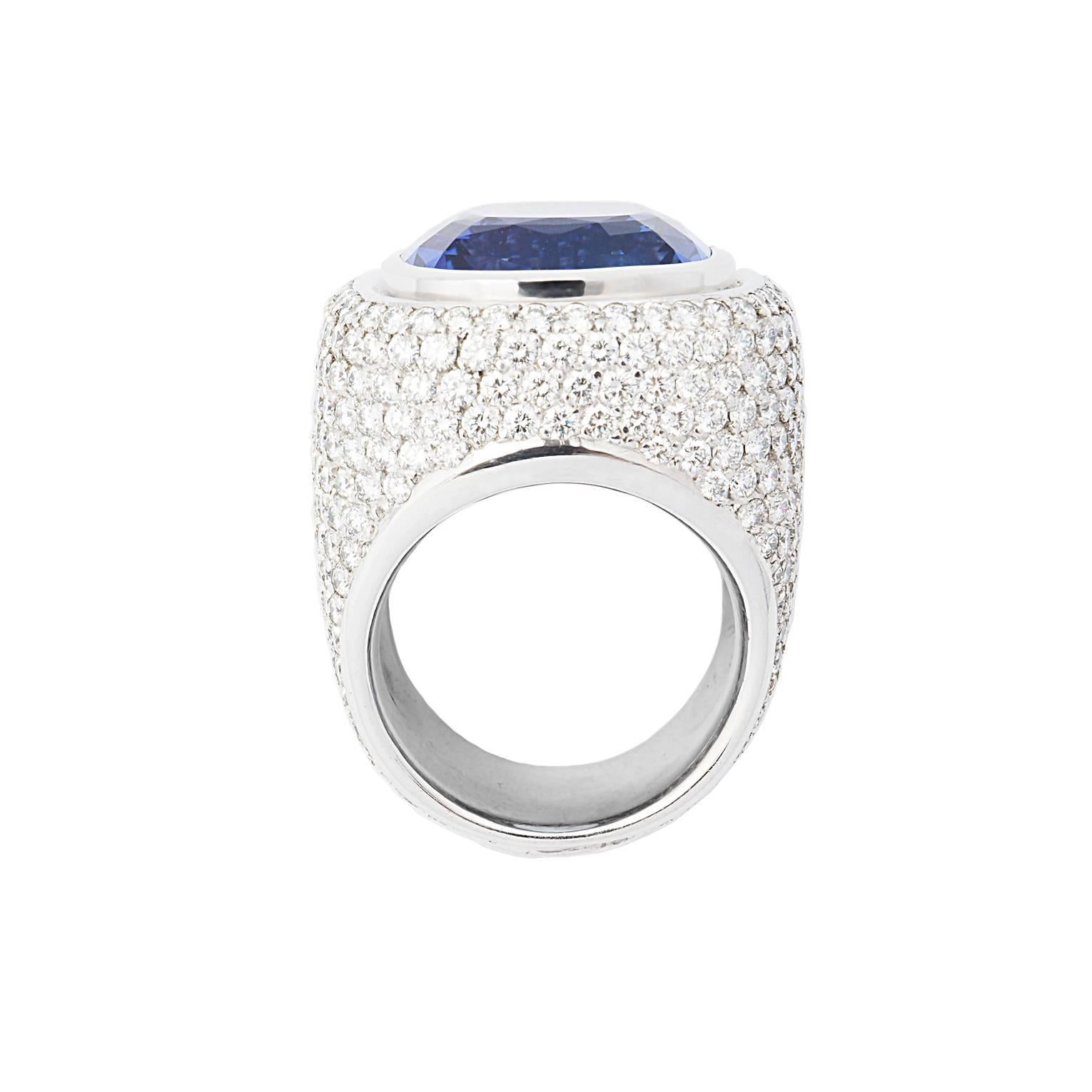 The beautiful midnight-blue tanzanite 22.35 ct and 6.71 ct TW/if brilliant cut diamonds make this ring to an impressive eye catcher. Ring size: 56
Designed by Colleen B. Rosenblat
