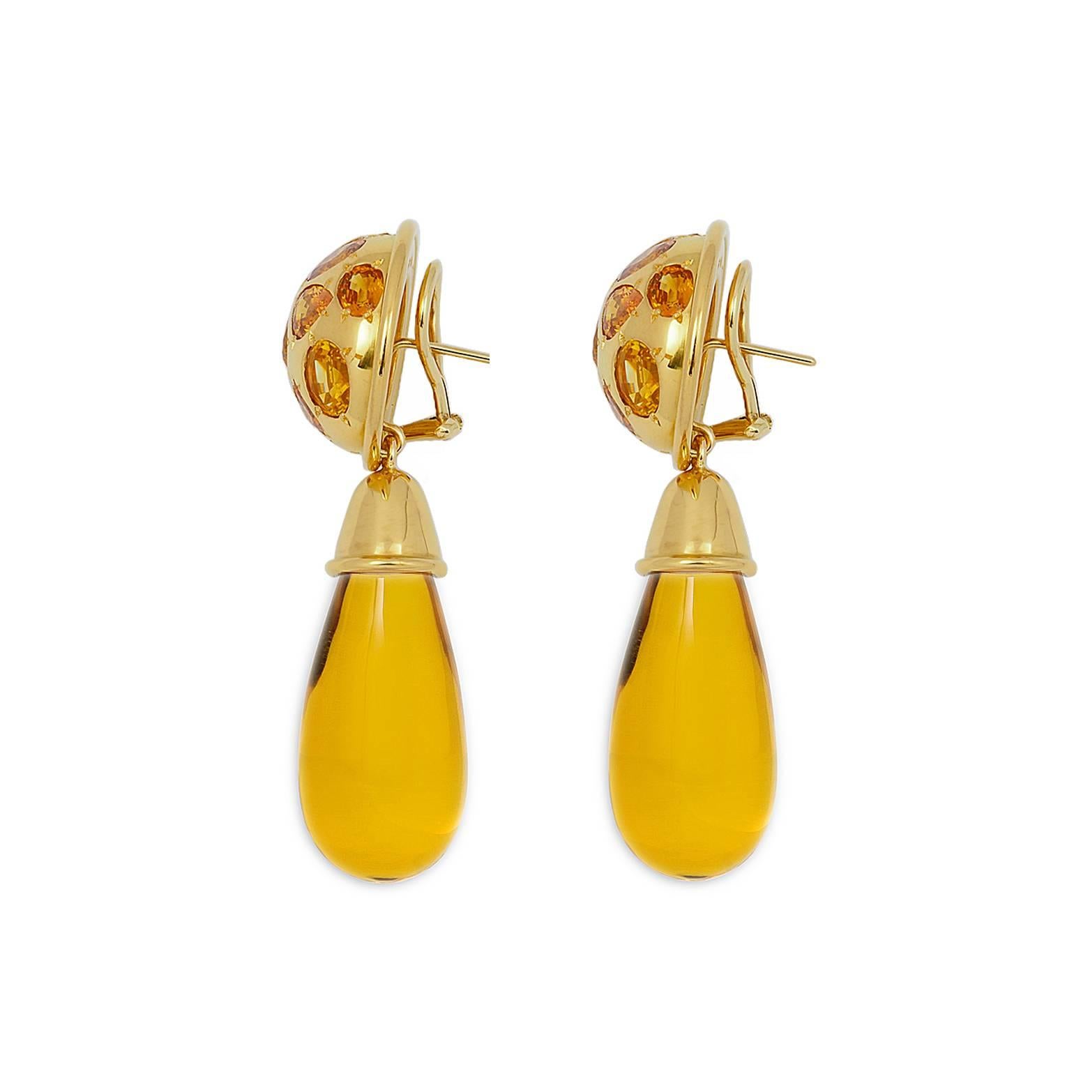 Elegant drop earrings with beautiful amber 17.01 ct and at the top are 24 yellow sapphires embedded with a weight of 22.33 ct. The bottom part is detachable and the upper part can be worn alone, it has a diameter of 24 mm. Designed by Colleen B.