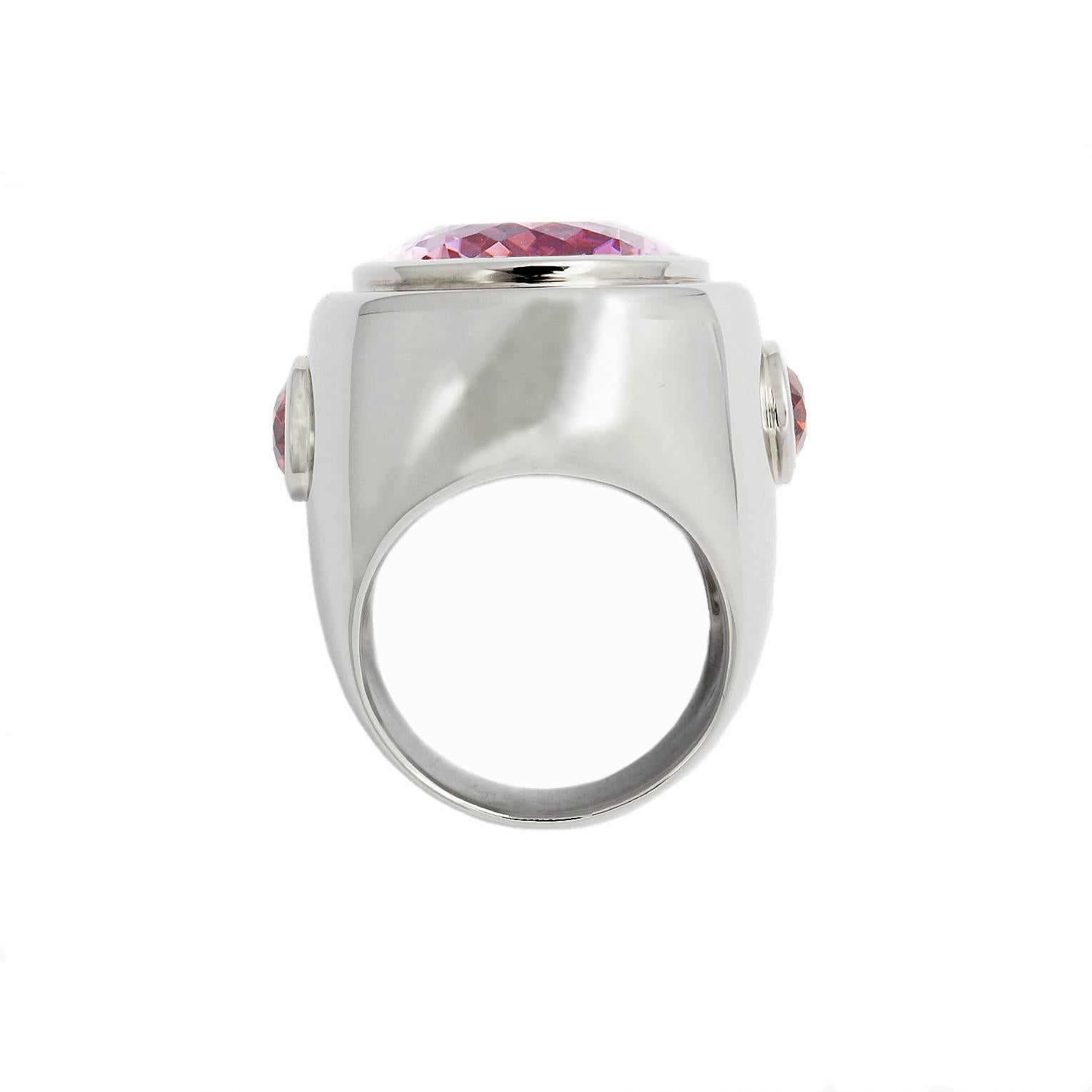 Oval Cut Cocktail Ring in 18 Carat White Gold, 1 Kunzite of 27.48 ct, 2 Sapphires 3.39 ct For Sale