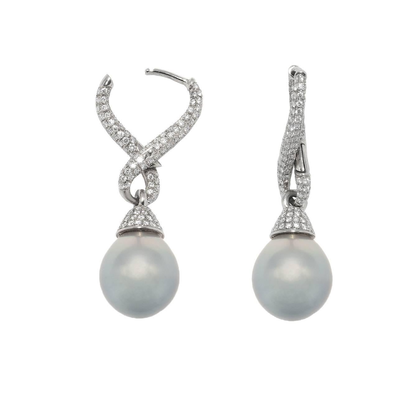 A classical and elegant pair of earrings with two tahitipearls in 18k white gold.
434 brilliant-cut diamonds 1.27 ct TW/SI adorn these beautiful earrings.
The pearl diameter is 11.3 mm.