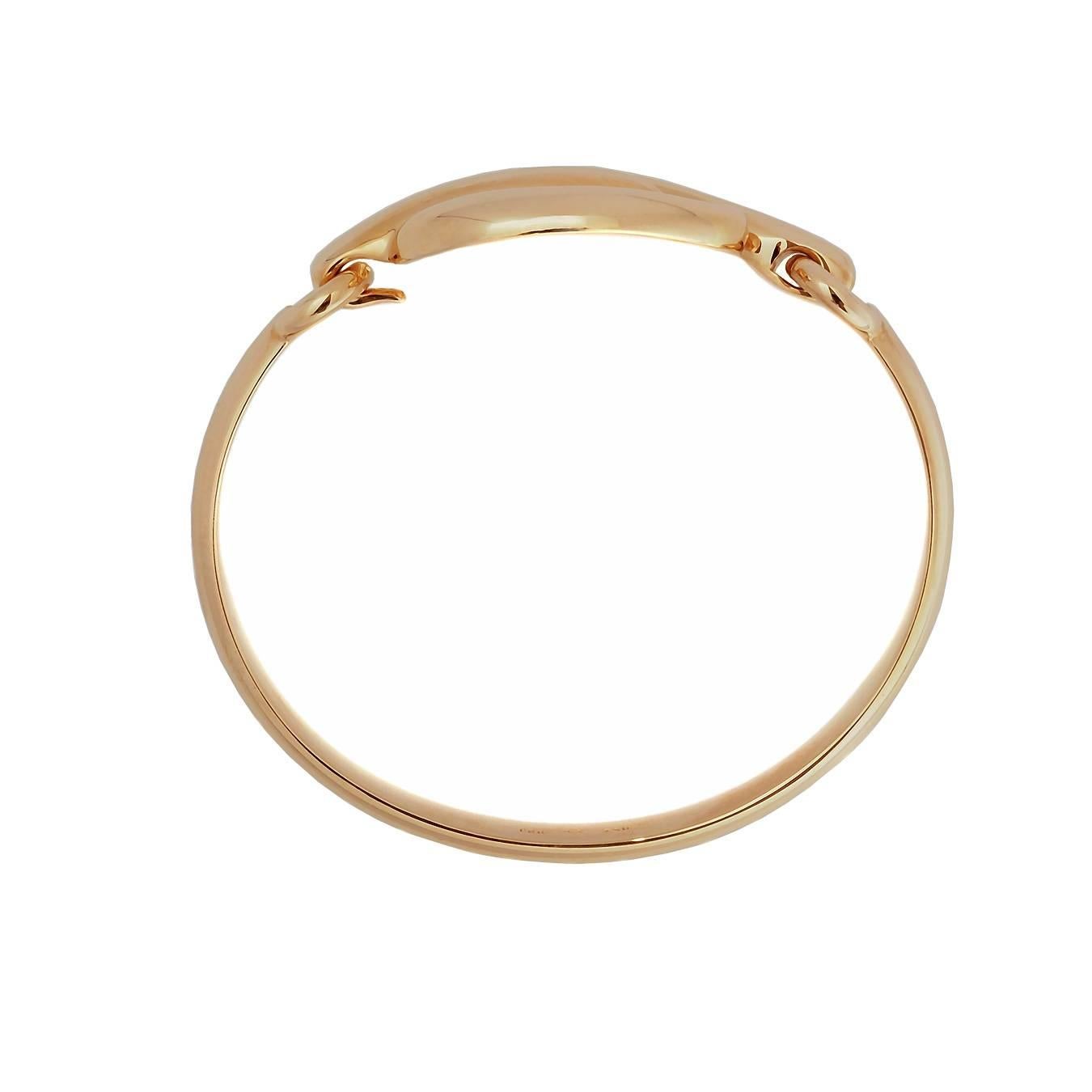 A marvelous brecelet in 18k rosé gold with the Rosenblat-Logo.
It has a diameter of 51 mm x 57.7 mm.
Dimensions of the Rosenblat-logo: 44 mm x 23.6 mm
Designed by Colleen B. Rosenblat