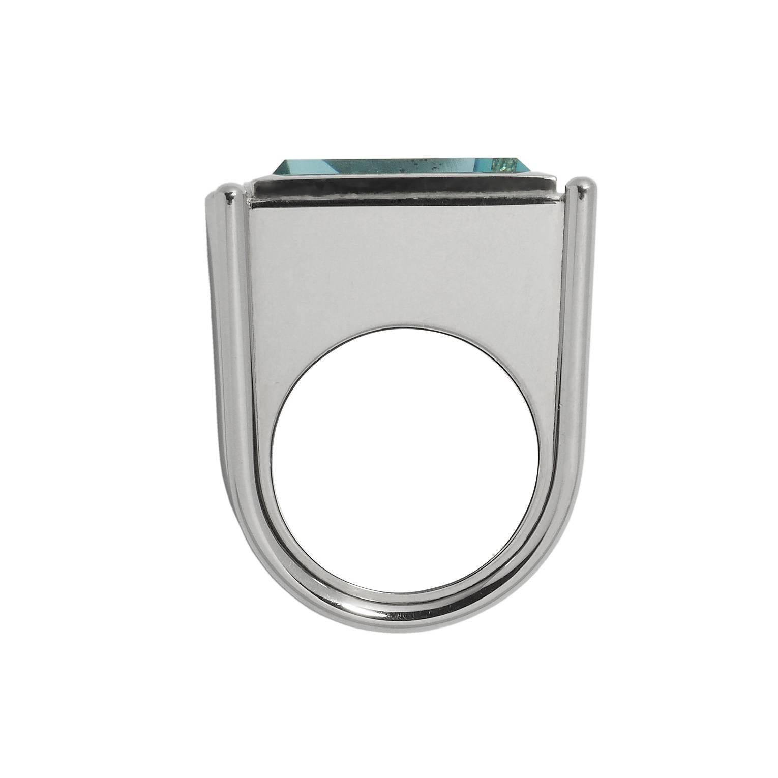 This square setting is very modern and enhances the mirrored cut aquamarine 33.4 ct. Designed by Colleen B. Rosenblat.
Ring size: 57