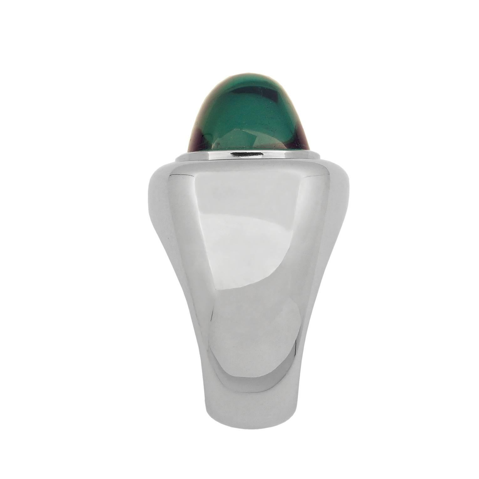 This 18k white gold ring with a green tourmaline 17.86 ct is from the middle ages collection by Colleen B. Rosenblat. With a high of 14.6 mm this ring is perfect to wear.
Ring size: 57
