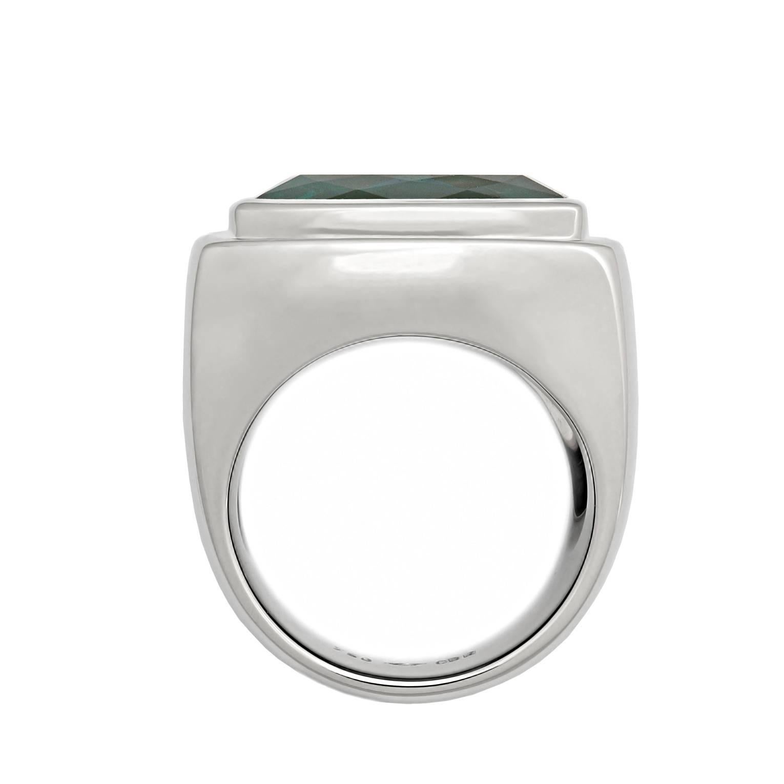 Ein klassischer rechteckiger Ring mit einem unglaublichen Indigolith von 14,45 ct in 18k Weißgold. Die bläulich-grüne Farbe ist außergewöhnlich selten. Ein eleganter und moderner Ring, entworfen von Colleen B. Rosenblat.