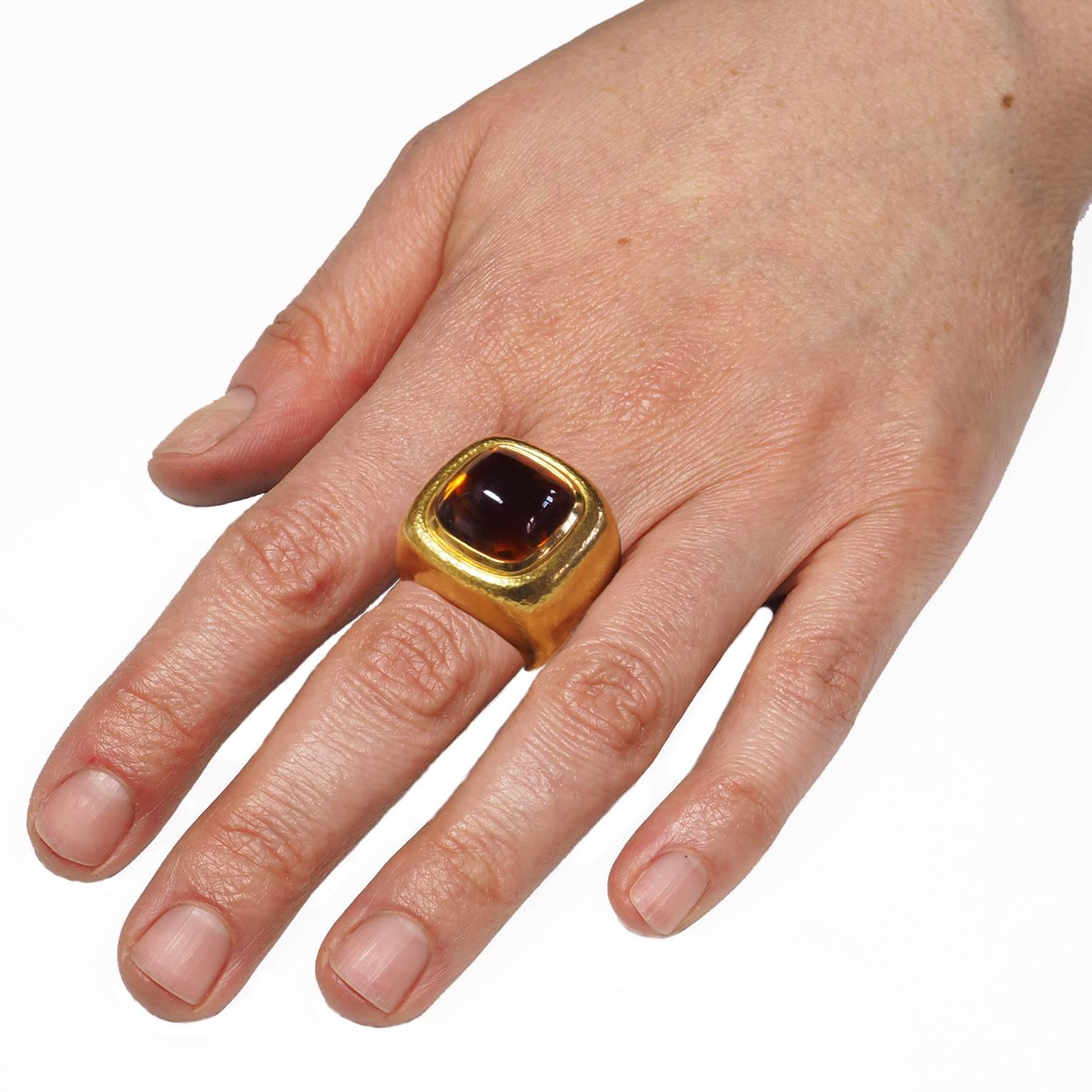 Colleen B. Rosenblat Cabochon Citrine Hammered Gold Ring In New Condition In Hamburg, DE