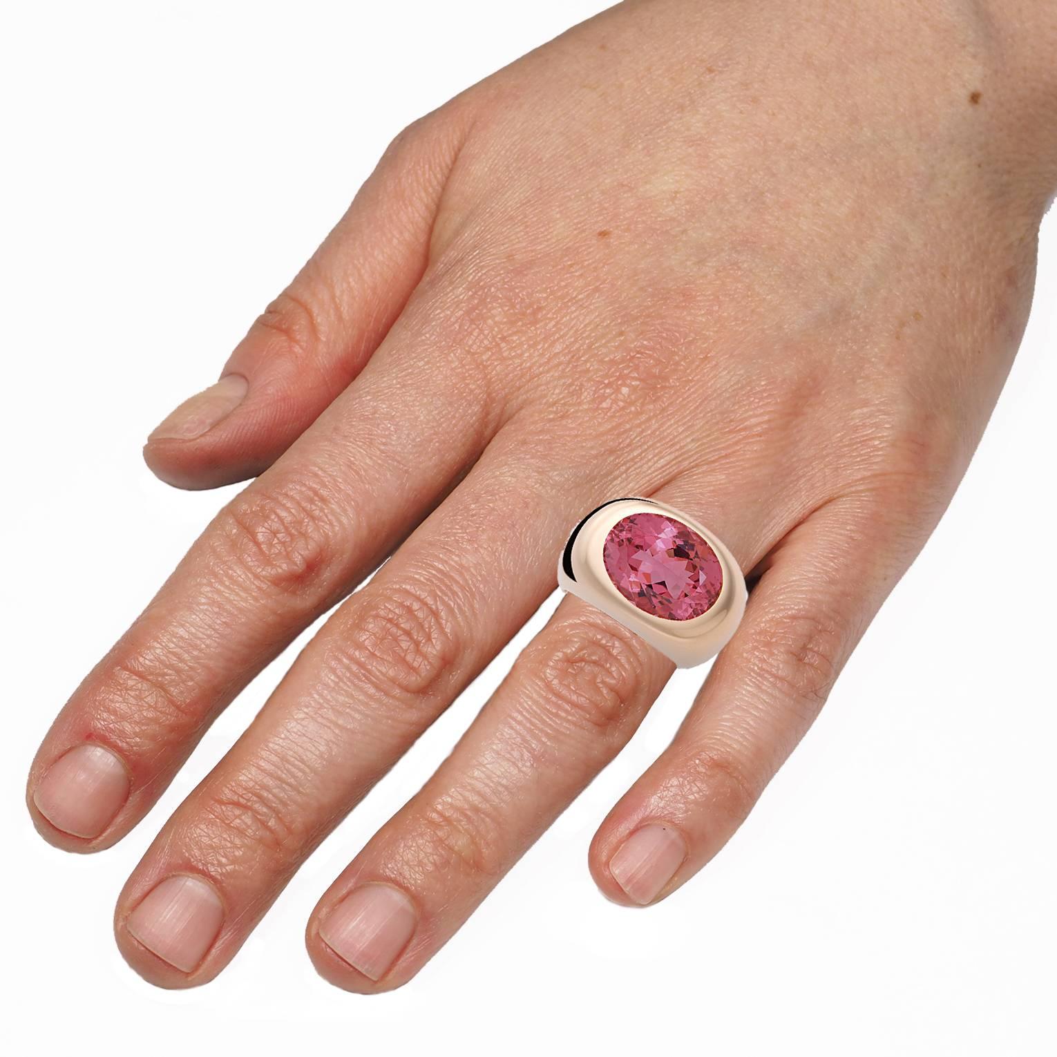 Taille ovale Colleen B. Rosenblat Bague en or et tourmaline rose en vente